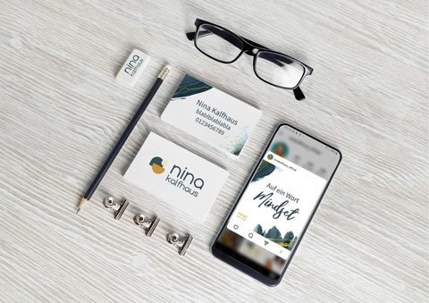 Mockup mit Visitenkarten und Instagram-Post von Nina Kalfhaus