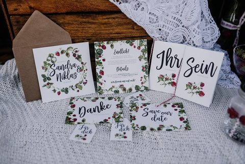 Einladungskarten mit Blumenkranz